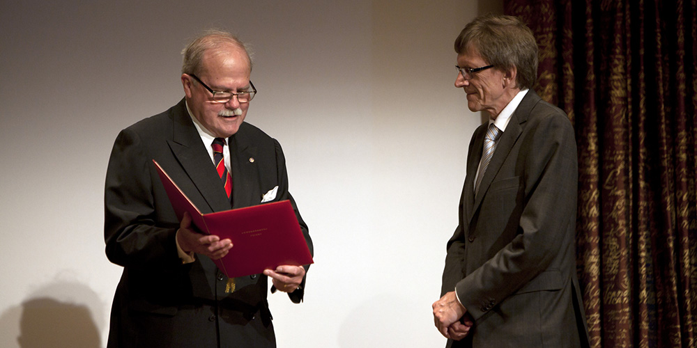 Tomas Söderberg överlämnar diplom till Bertil Holmlund.