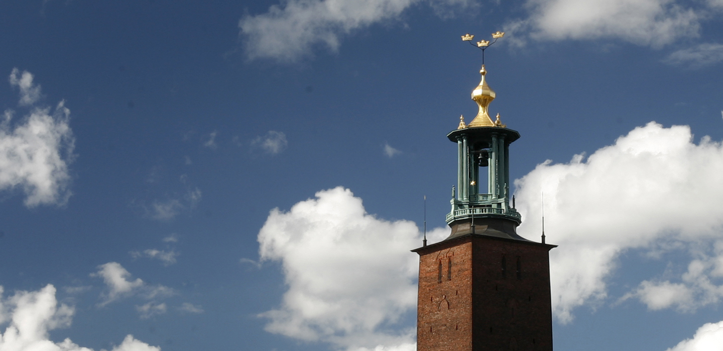 Tornet på Stockholms stadhus en sommardag.