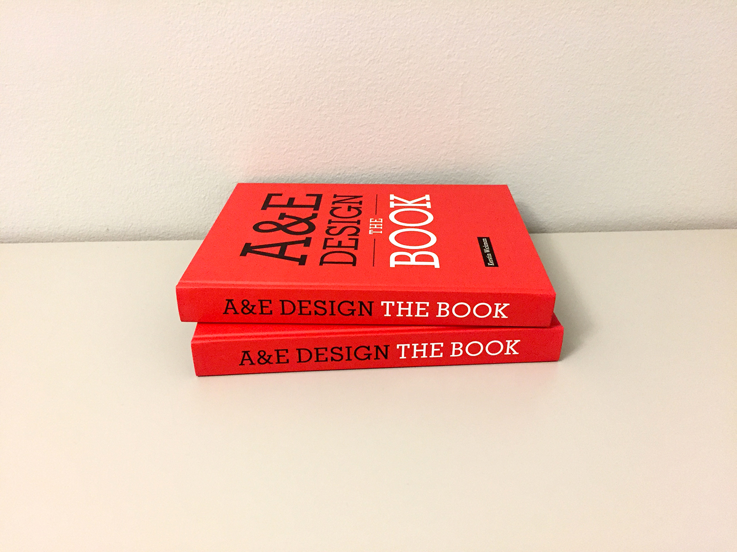 A&E design, två röda böcker